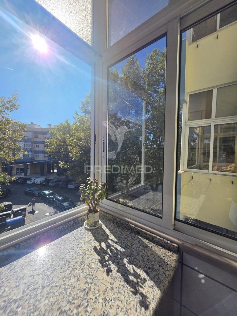 Apartamento t2+1 situado em santa clara, lisboa