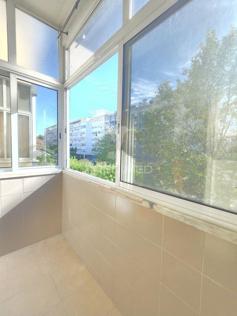 Apartamento t2+1 situado em santa clara, lisboa