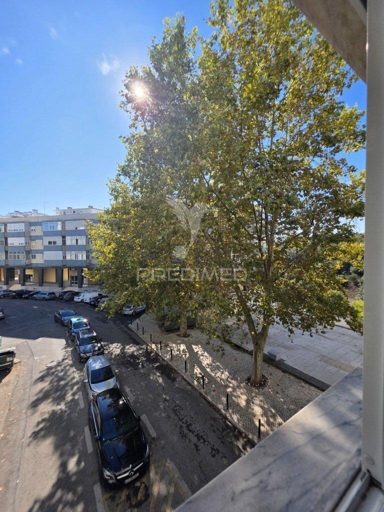 Apartamento t2+1 situado em santa clara, lisboa