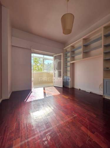 Apartamento t2+1 situado em santa clara, lisboa