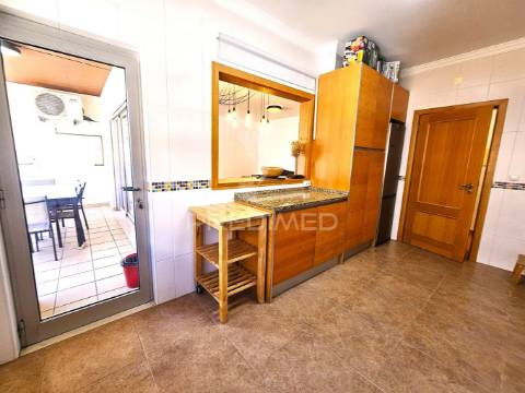 Excelente apart. t1 com parqueamento e piscina perto praia