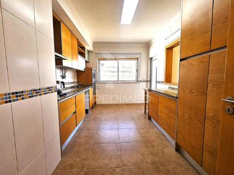 Excelente apart. t1 com parqueamento e piscina perto praia