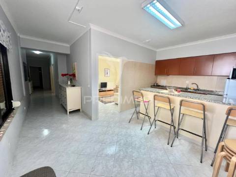 Apartamento t3 com terraço _ 200 metros praia de sesimbra