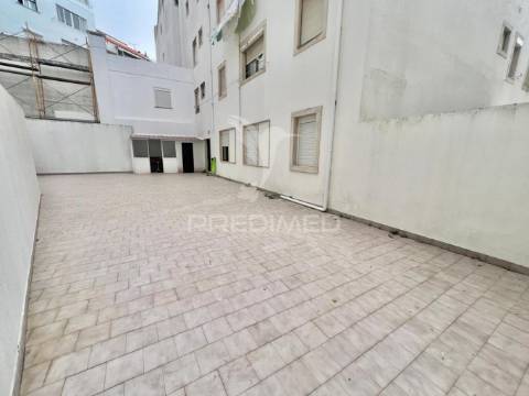 Apartamento t3 com terraço _ 200 metros praia de sesimbra