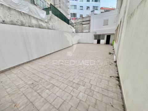 Apartamento t3 com terraço _ 200 metros praia de sesimbra