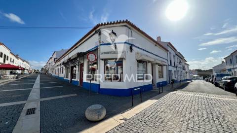 Moradia com logradouro e 2 espaços comerciais, centro de porto covo.