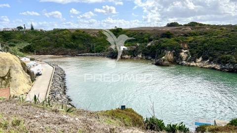 Moradia com logradouro e 2 espaços comerciais, centro de porto covo.