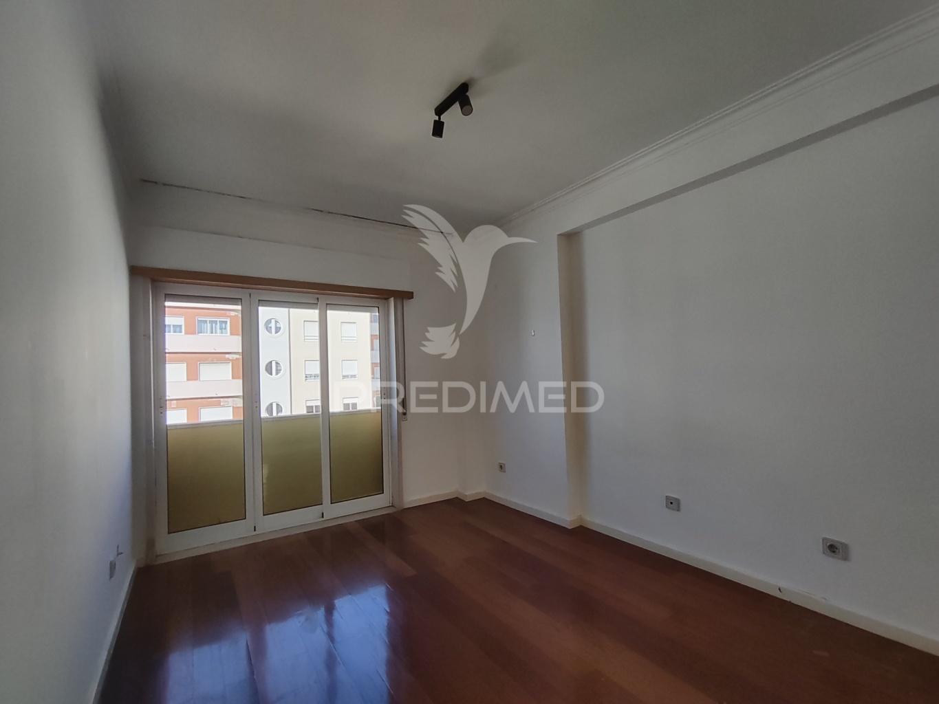Arrendamento t2 c/ suite e arrecadação em santa marta do pinhal – 950€