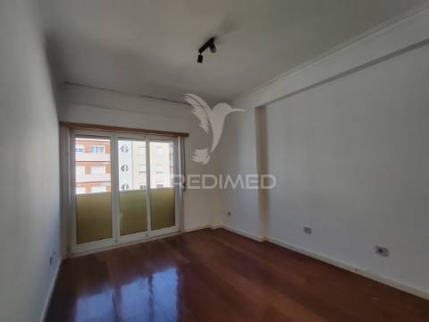 Arrendamento t2 c/ suite e arrecadação em santa marta do pinhal – 950€