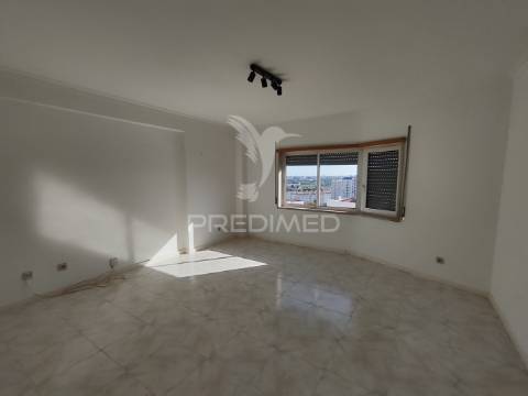 Arrendamento t2 c/ suite e arrecadação em santa marta do pinhal – 950€