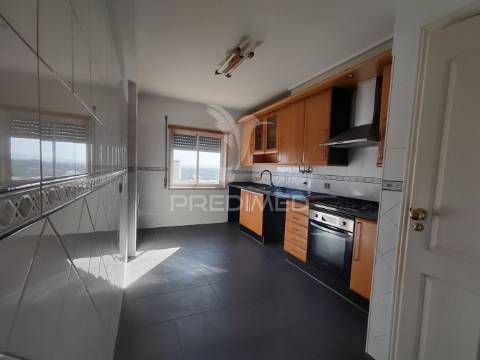 Arrendamento t2 c/ suite e arrecadação em santa marta do pinhal – 950€