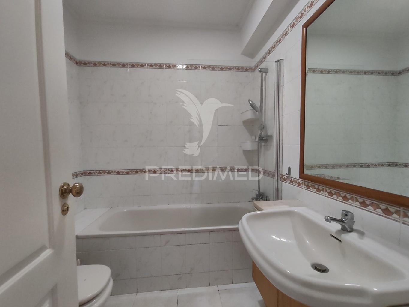 Arrendamento t2 c/ suite e arrecadação em santa marta do pinhal – 950€