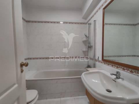 Arrendamento t2 c/ suite e arrecadação em santa marta do pinhal – 950€