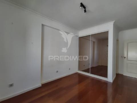 Arrendamento t2 c/ suite e arrecadação em santa marta do pinhal – 950€
