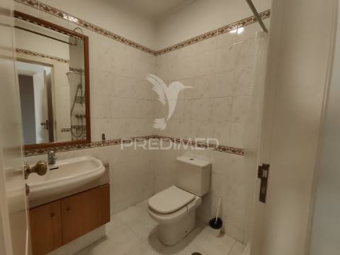 Arrendamento t2 c/ suite e arrecadação em santa marta do pinhal – 950€