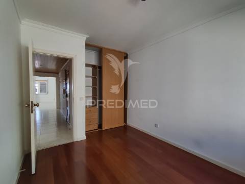 Arrendamento t2 c/ suite e arrecadação em santa marta do pinhal – 950€