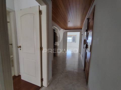 Arrendamento t2 c/ suite e arrecadação em santa marta do pinhal – 950€