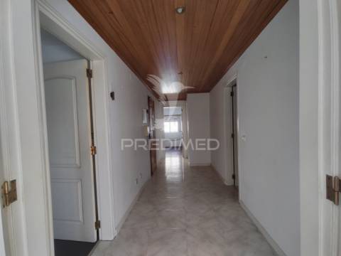 Arrendamento t2 c/ suite e arrecadação em santa marta do pinhal – 950€