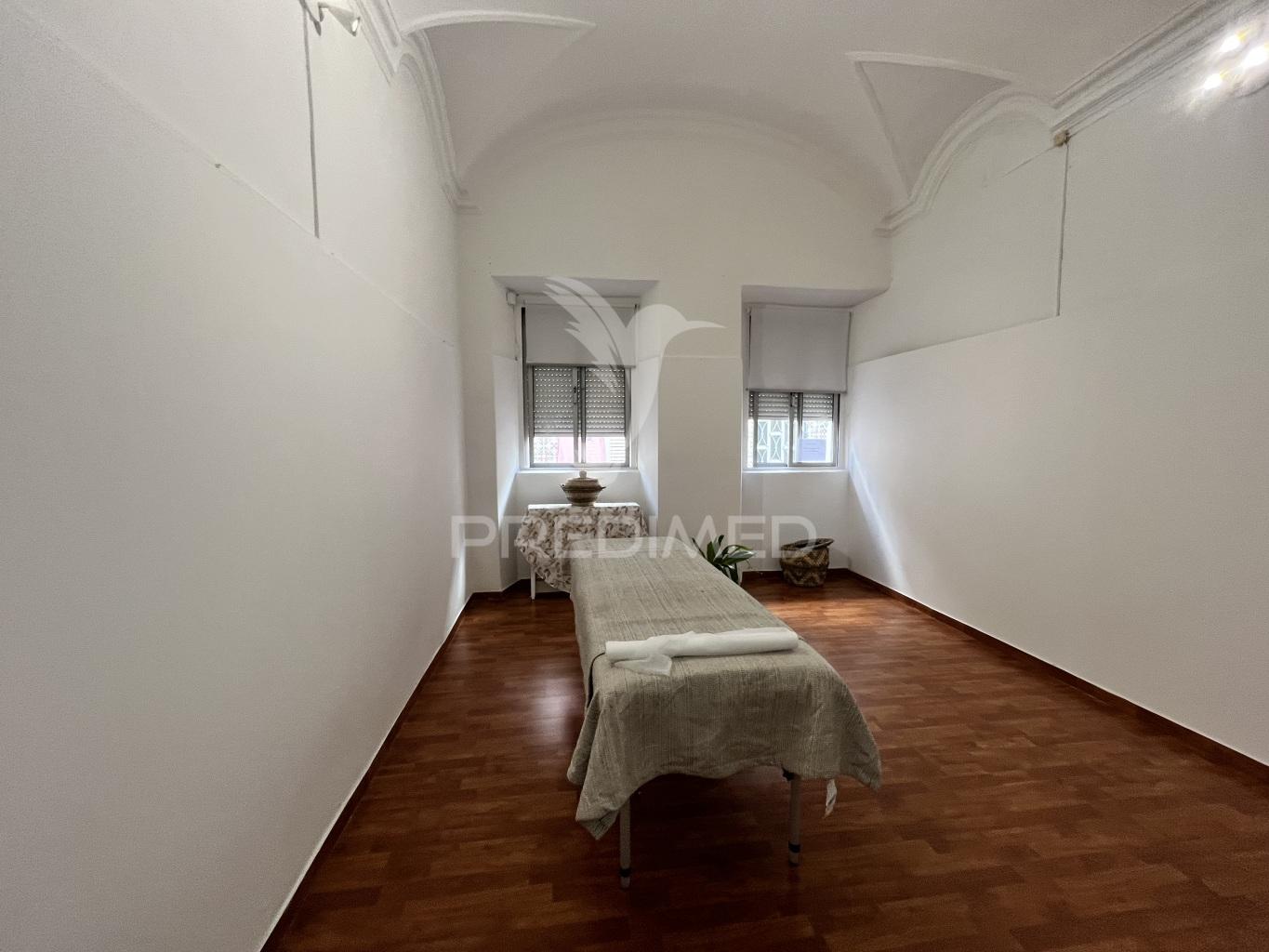Arrendamento – espaço com 3 salas interligadas + sala no 1.º andar | baixa de olhão