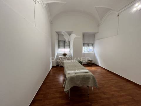 Arrendamento – espaço com 3 salas interligadas + sala no 1.º andar | baixa de olhão