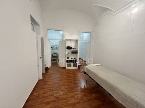 Arrendamento – espaço com 3 salas interligadas + sala no 1.º andar | baixa de olhão