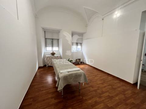 Arrendamento – espaço com 3 salas interligadas + sala no 1.º andar | baixa de olhão