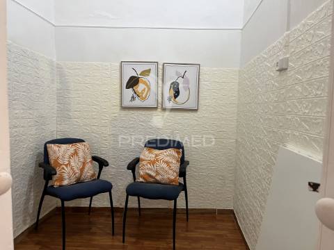 Arrendamento – espaço com 3 salas interligadas + sala no 1.º andar | baixa de olhão