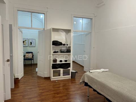Arrendamento – espaço com 3 salas interligadas + sala no 1.º andar | baixa de olhão