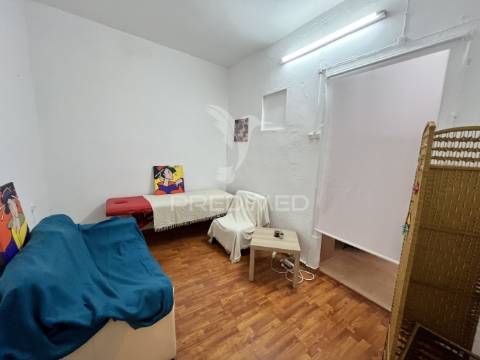 Arrendamento – espaço com 3 salas interligadas + sala no 1.º andar | baixa de olhão