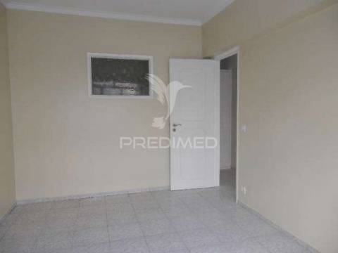 Arrendo t2 em mem martins,