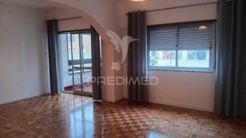 Excelente t2 arrendar próximo praia, no centro de oeiras