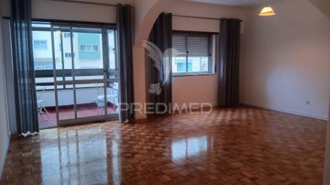 Excelente t2 arrendar próximo praia, no centro de oeiras