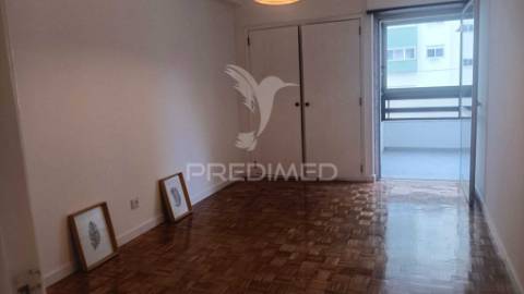 Excelente t2 arrendar próximo praia, no centro de oeiras
