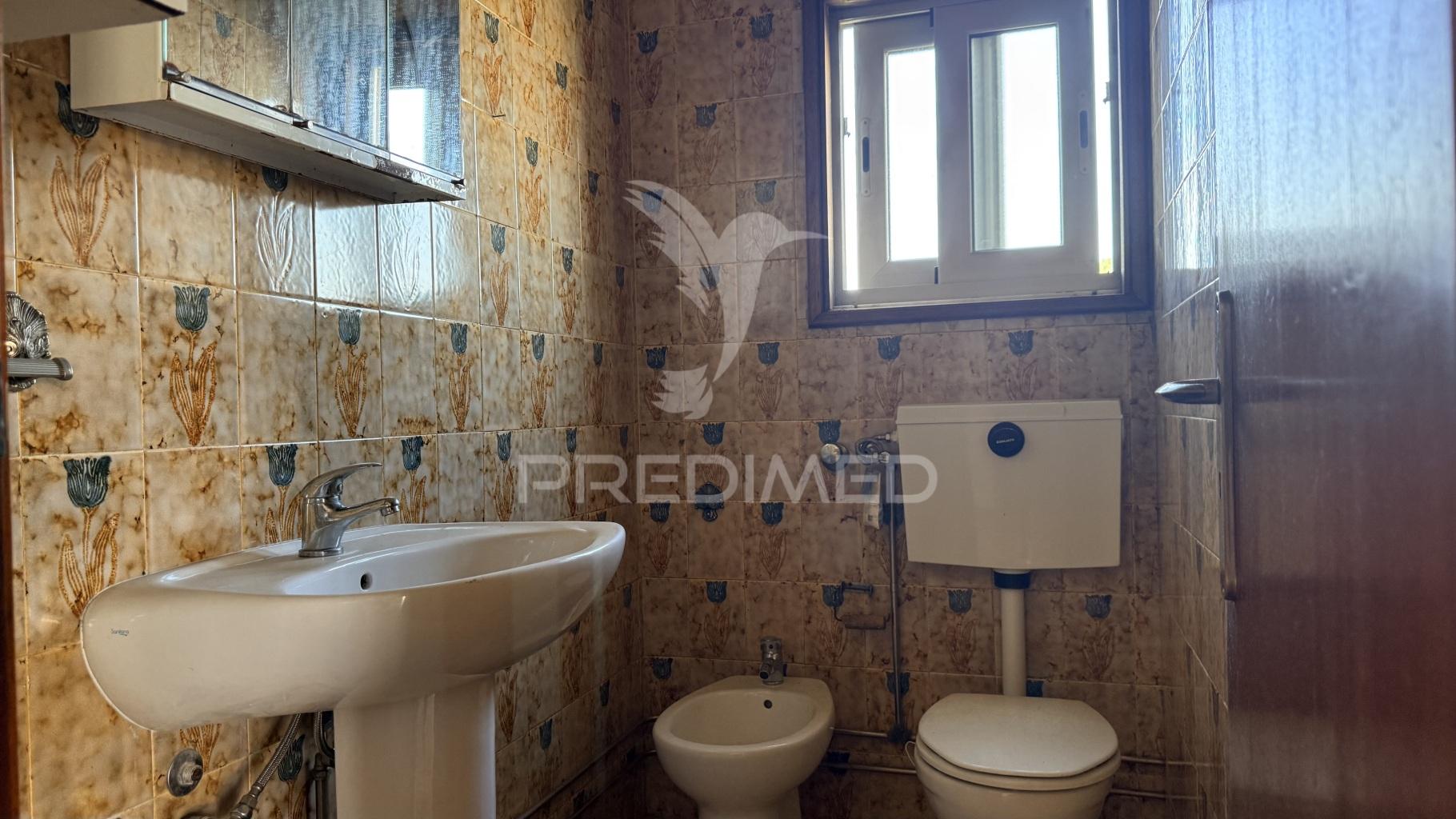 Moradia de 3 pisos com dois t4 + potencial t2 | terreno 1.160 m² | excelente localização e acesso
<!DOCTYPE html>
<html lang=