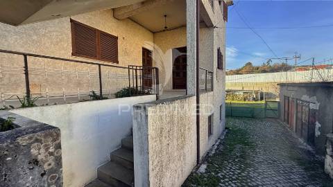 Moradia de 3 pisos com dois t4 + potencial t2 | terreno 1.160 m² | excelente localização e acessos