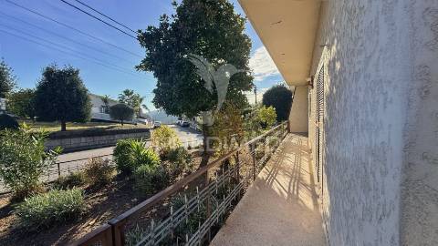 Moradia de 3 pisos com dois t4 + potencial t2 | terreno 1.160 m² | excelente localização e acessos