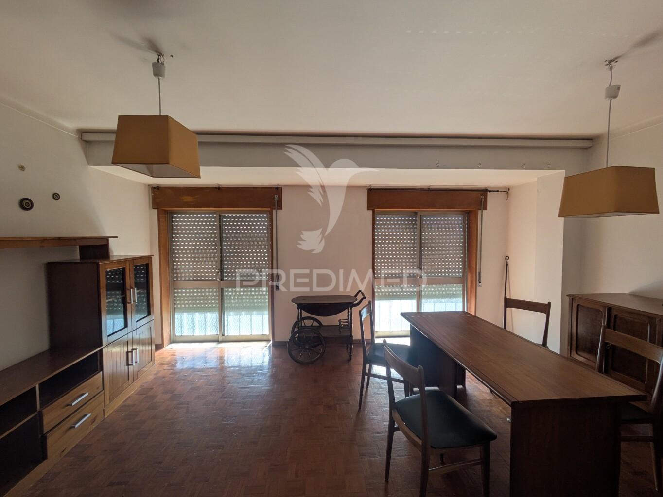 Apartamento t2 c/ arrumos