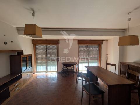 Apartamento t2 c/ arrumos