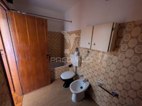 Apartamento t2 c/ arrumos