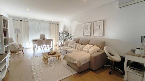 Suíte, duas varandas, dois w.c., arrecadação individual de 25m2