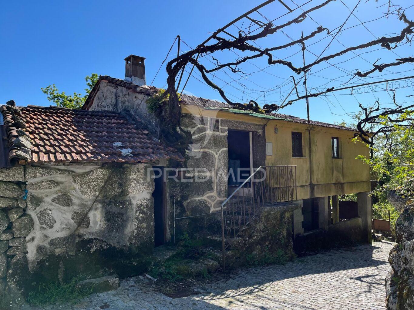 Moradia t1 para restauro em gondoriz, terras de bouro