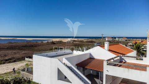 Moradia com terraço com vista para a lagoa e mar