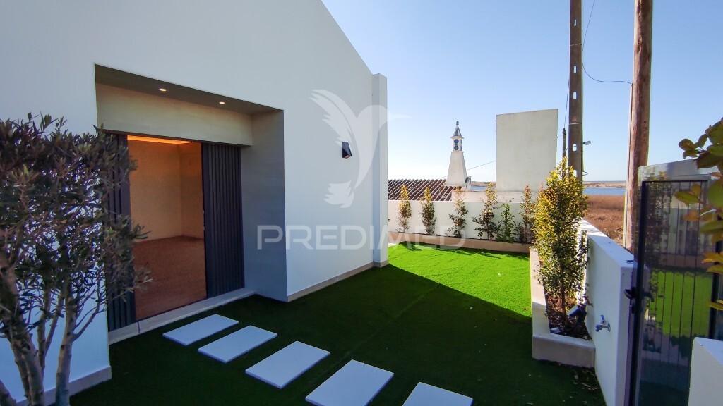 Moradia com terraço com vista para a lagoa e mar