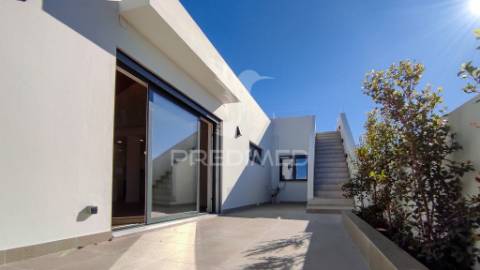 Moradia com terraço com vista para a lagoa e mar