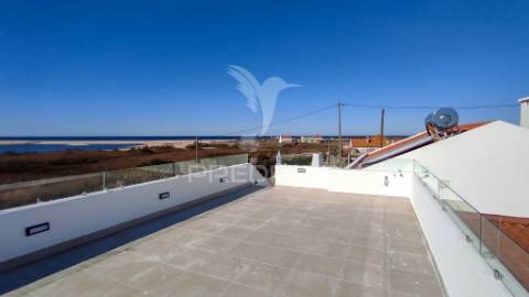 Moradia com terraço com vista para a lagoa e mar