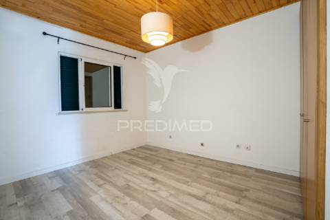T1+1 no rés-do-chão | varanda ampla | 4 arrecadações | 2 estacionamentos | localização premium no caniço