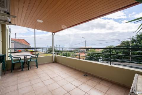 T1+1 no rés-do-chão | varanda ampla | 4 arrecadações | 2 estacionamentos | localização premium no caniço