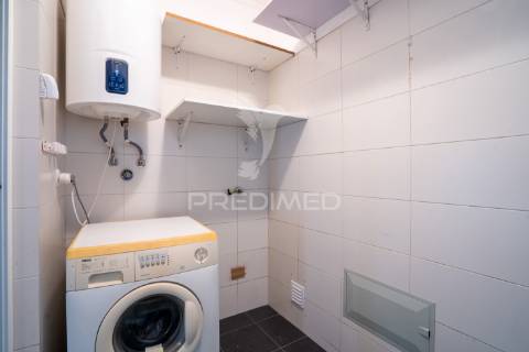 T1+1 no rés-do-chão | varanda ampla | 4 arrecadações | 2 estacionamentos | localização premium no caniço