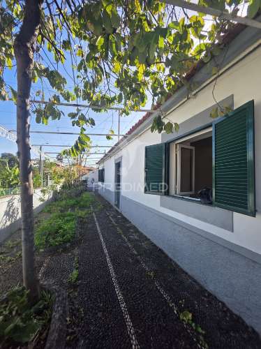 Moradia t3 térrea por recuperar.