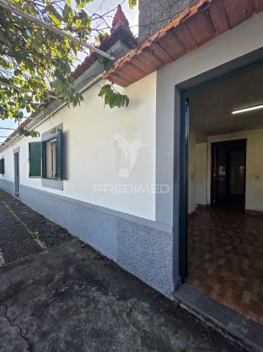 Moradia t3 térrea por recuperar.